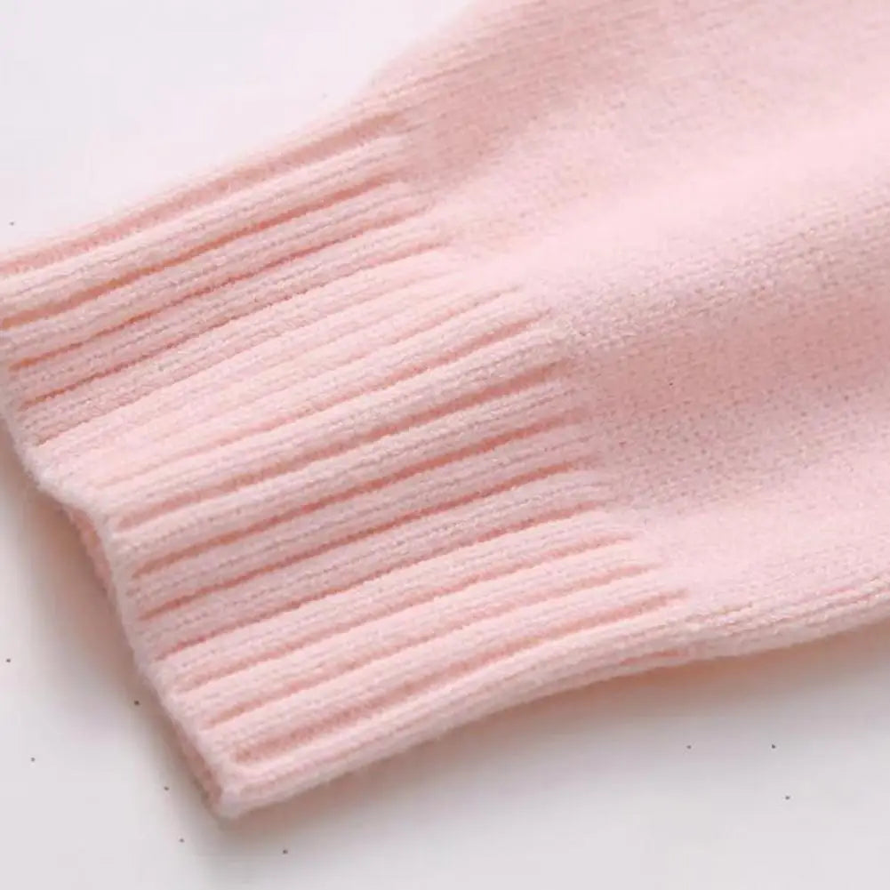 "Stilren dam pullover, ribbstickad med sidslitsar, smickrande silhuett. Perfekt för vardag och fest."