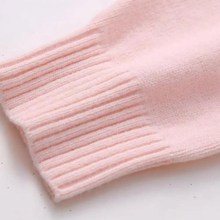 "Stilren dam pullover, ribbstickad med sidslitsar, smickrande silhuett. Perfekt för vardag och fest."