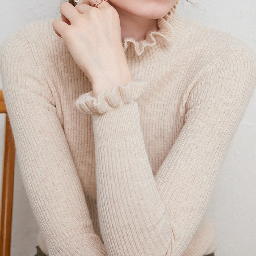 "Stilren dam turtleneck tröja i mjukt tyg med hög krage, idealisk för kyliga dagar och eleganta tillfällen."