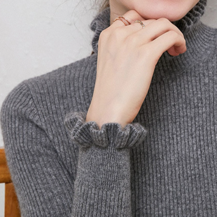 "Stilren dam turtleneck tröja i mjukt tyg med hög krage, idealisk för kyliga dagar och eleganta tillfällen."