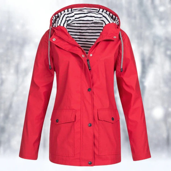 Stilren damjacka i vattentätt material, elegant design, perfekt för alla väder och kombinationer med olika outfits.