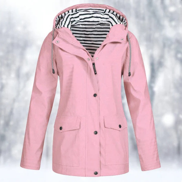 Stilren damjacka i vattentätt material, elegant design, perfekt för alla väder och kombinationer med olika outfits.