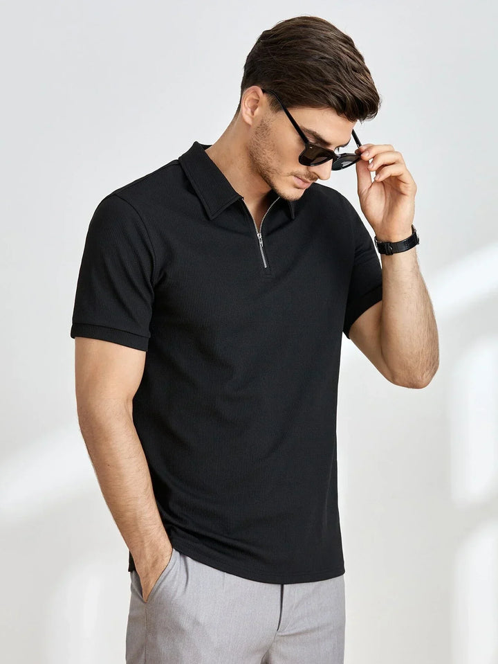 Stilren herrpoloshirt med dragkedja och korta ärmar, perfekt för avslappnade tillfällen.