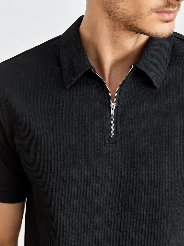 Stilren herrpoloshirt med dragkedja och korta ärmar, perfekt för avslappnade tillfällen.