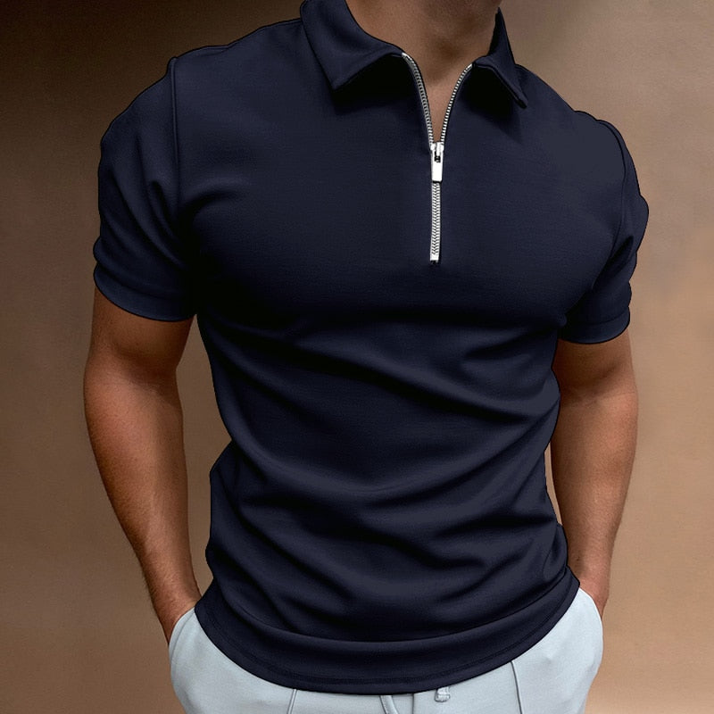 Stilren herrpoloshirt med dragkedja och korta ärmar, perfekt för avslappnade tillfällen.