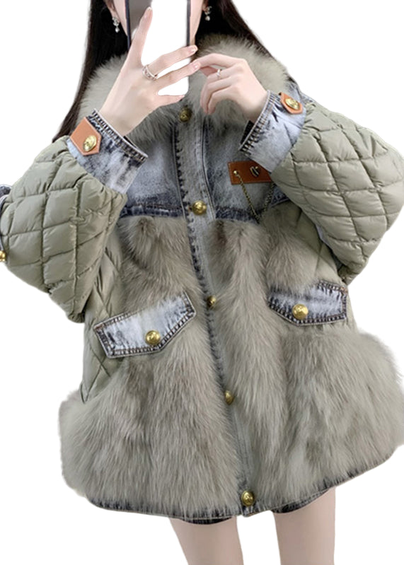 "Stilren kvinnors denimkappa med elegant foxkrage, perfekt för vintermode och värme. Trendig och bekväm design."