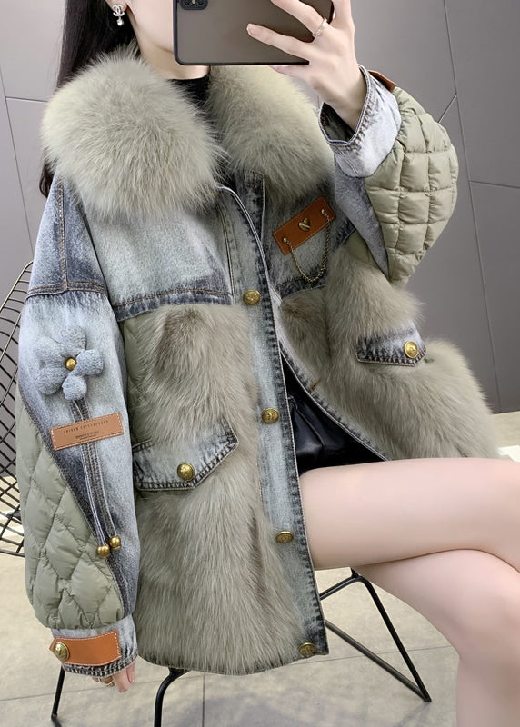 "Stilren kvinnors denimkappa med elegant foxkrage, perfekt för vintermode och värme. Trendig och bekväm design."