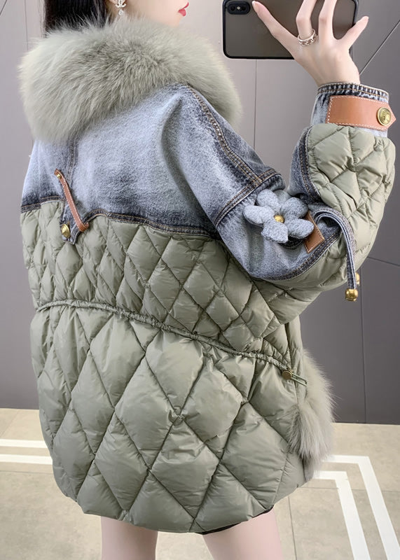 "Stilren kvinnors denimkappa med elegant foxkrage, perfekt för vintermode och värme. Trendig och bekväm design."