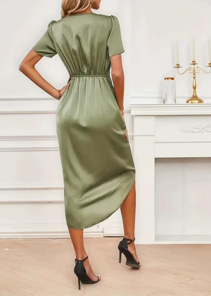 "Stilren midi klänning för kvinnor i mjukt material, idealisk för både vardag och fest. Modern design, olika färger."
