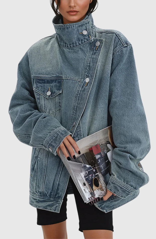 "Stilren oversized denimjacka för damer, framifrån. Asymmetrisk hög krage och modern design för chic look."