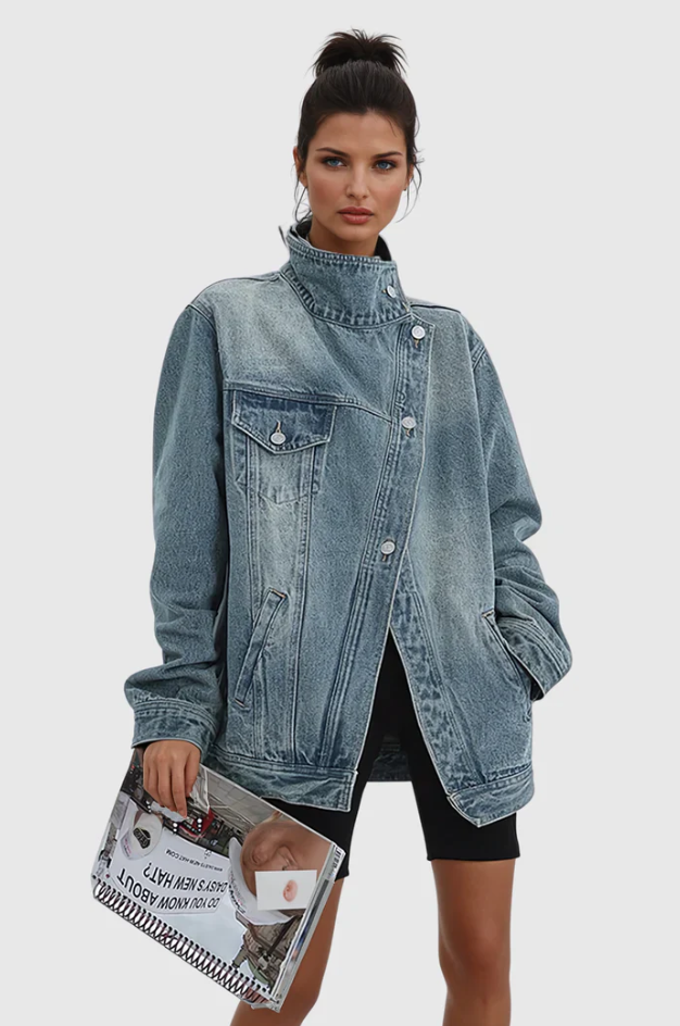 "Stilren oversized denimjacka för damer, framifrån. Asymmetrisk hög krage och modern design för chic look."