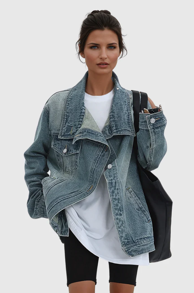 "Stilren oversized denimjacka för damer, framifrån. Asymmetrisk hög krage och modern design för chic look."