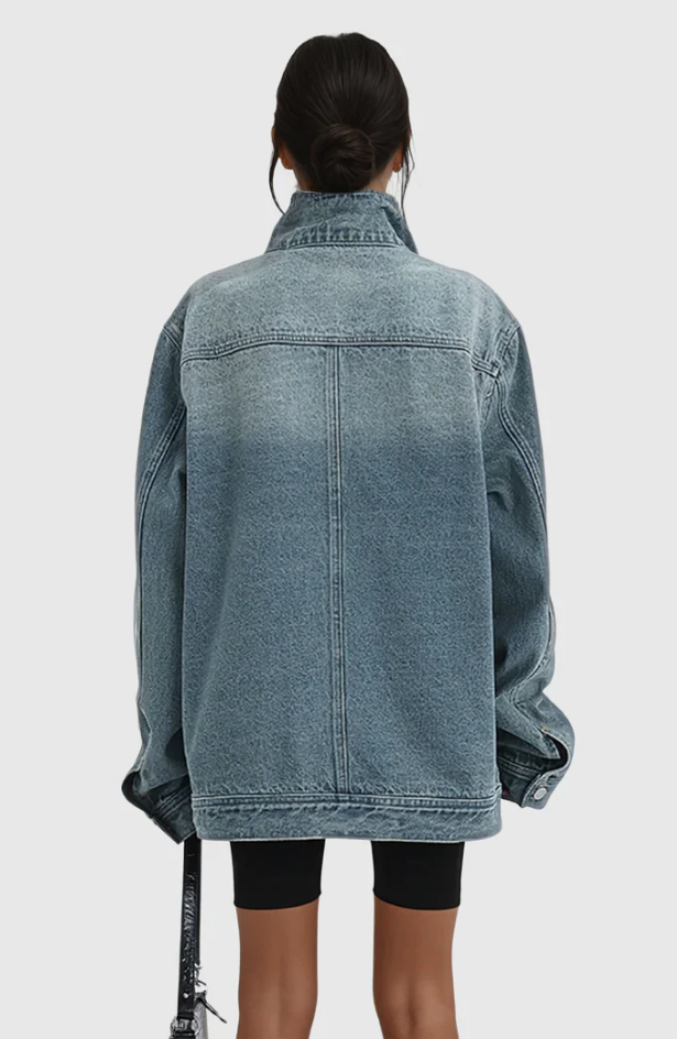 "Stilren oversized denimjacka för damer, framifrån. Asymmetrisk hög krage och modern design för chic look."