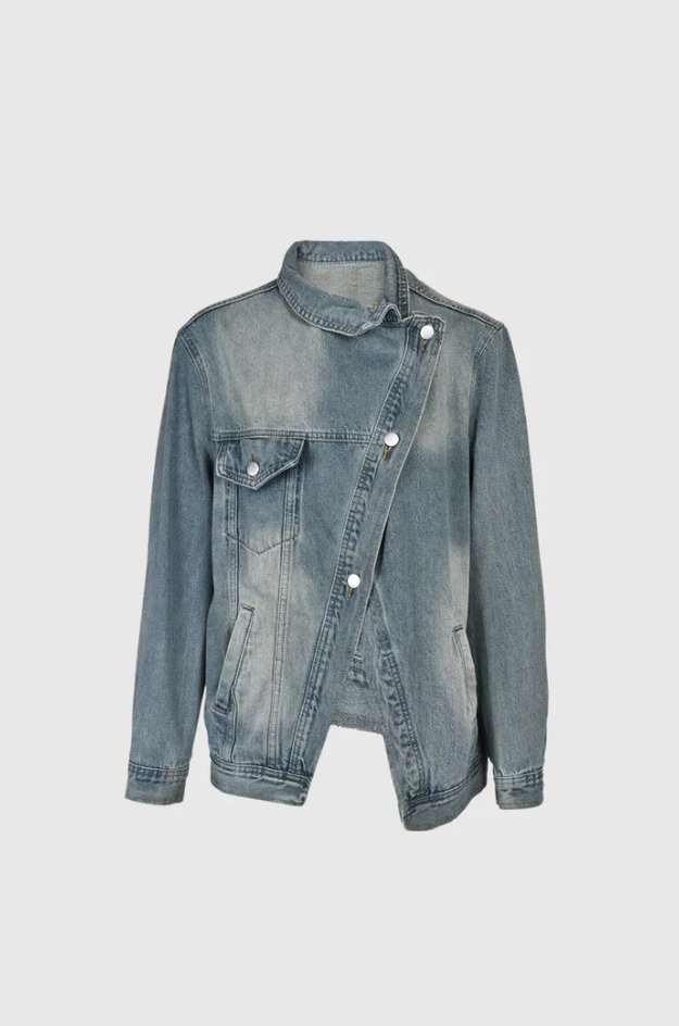 "Stilren oversized denimjacka för damer, framifrån. Asymmetrisk hög krage och modern design för chic look."