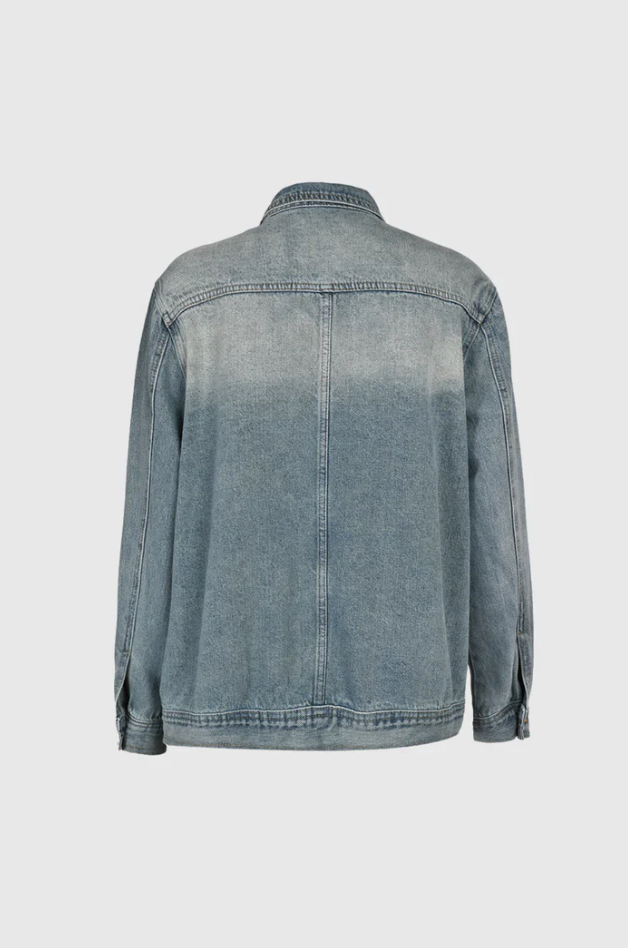"Stilren oversized denimjacka för damer, framifrån. Asymmetrisk hög krage och modern design för chic look."