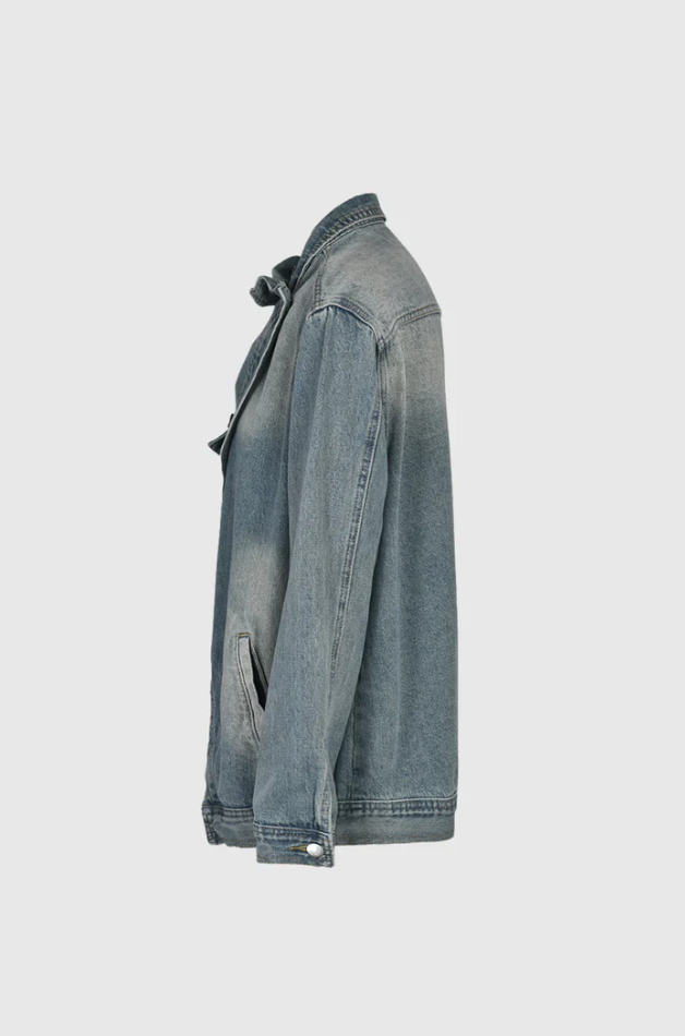 "Stilren oversized denimjacka för damer, framifrån. Asymmetrisk hög krage och modern design för chic look."