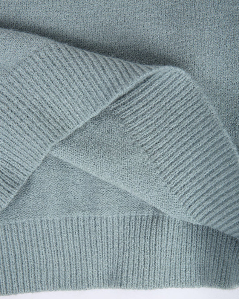 "Stilren stickad damtröja framifrån, perfekt för vardags- och feststil. Modern passform och mjukt material."