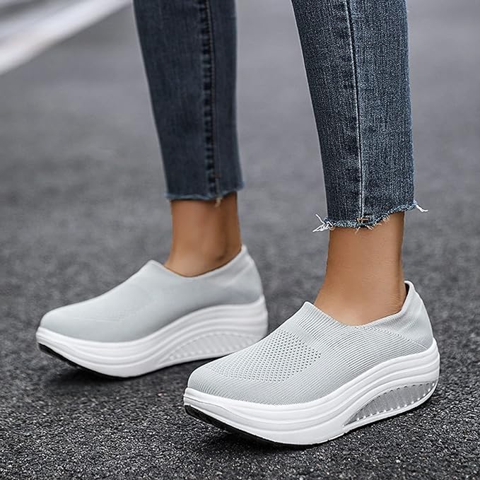 "Stilrena dam flip flop sneakers med ortopedisk sula, trendig design i beige, ger optimal komfort för hela dagen."