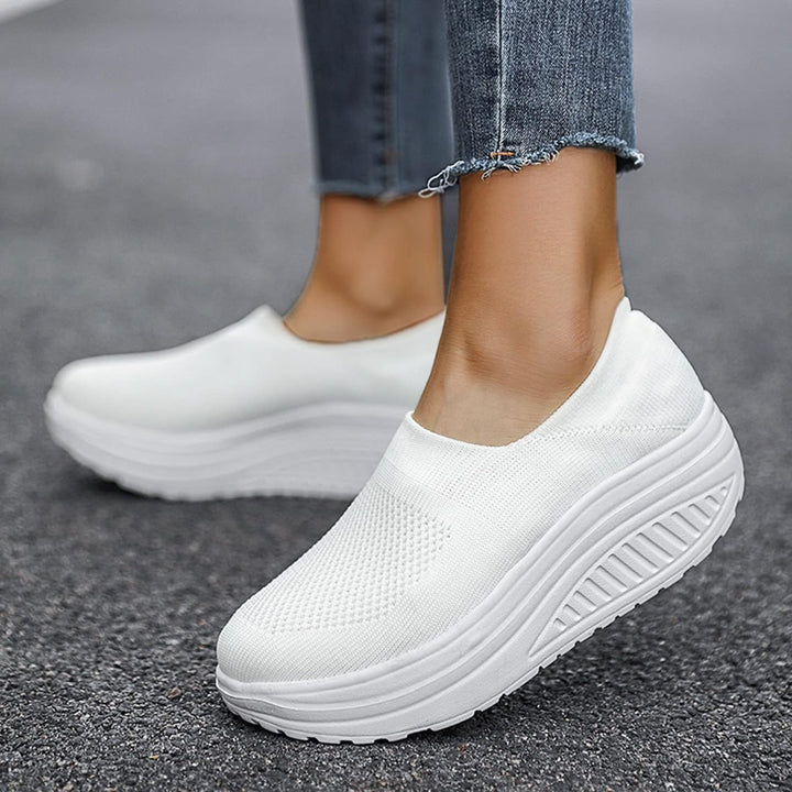 "Stilrena dam flip flop sneakers med ortopedisk sula, trendig design i beige, ger optimal komfort för hela dagen."