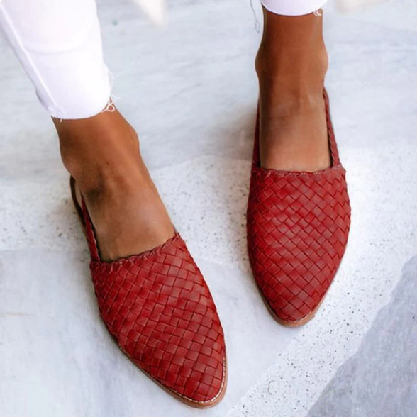 "Stilrena dam läderboots i modern design, bekväma och hållbara, visad från sidan för elegant urban och avslappnad stil."
