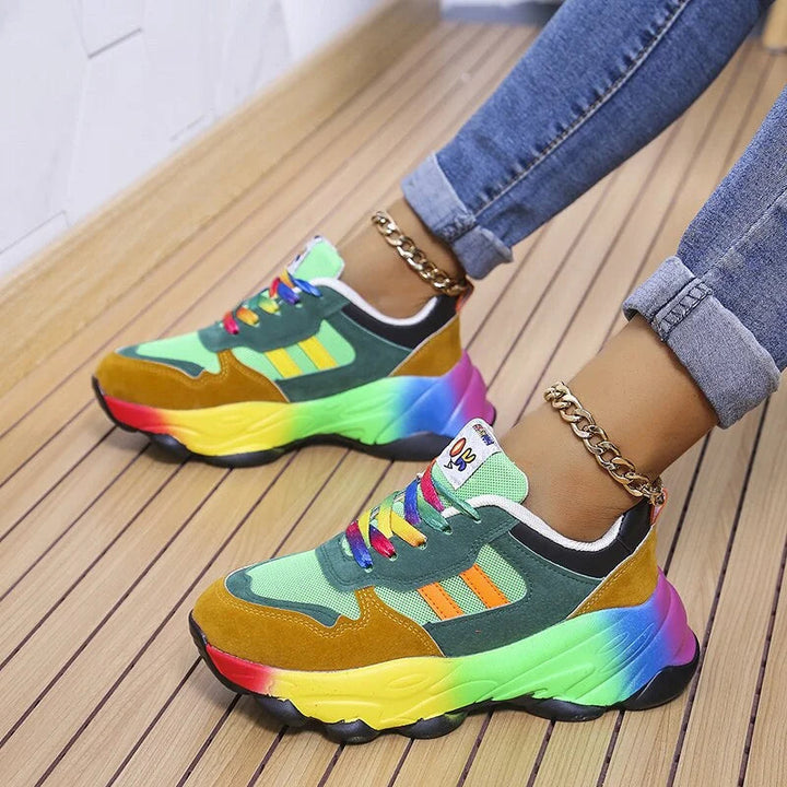 "Stilrena dam sneakers med gummisula, vit lågsko-design, idealisk för vardag och sport för kvinnor."