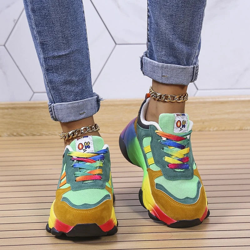 "Stilrena dam sneakers med gummisula, vit lågsko-design, idealisk för vardag och sport för kvinnor."