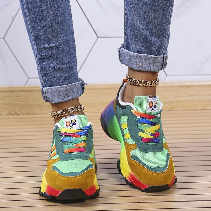 "Stilrena dam sneakers med gummisula, vit lågsko-design, idealisk för vardag och sport för kvinnor."
