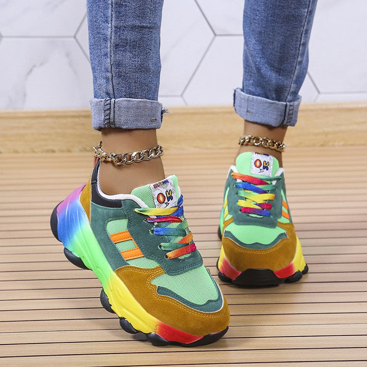 "Stilrena dam sneakers med gummisula, vit lågsko-design, idealisk för vardag och sport för kvinnor."