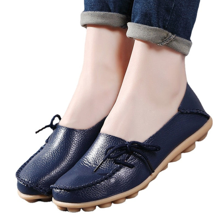 "Stilrena damloafers i slitstarkt PU-läder med rundad tå och gummisula för vardaglig och tidlös elegans."