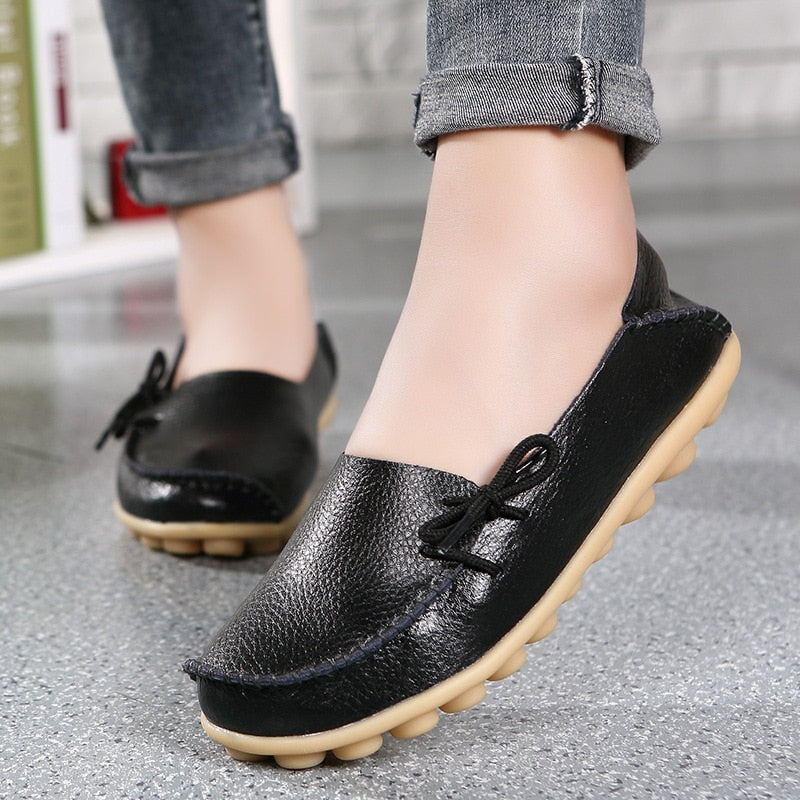 "Stilrena damloafers i slitstarkt PU-läder med rundad tå och gummisula för vardaglig och tidlös elegans."