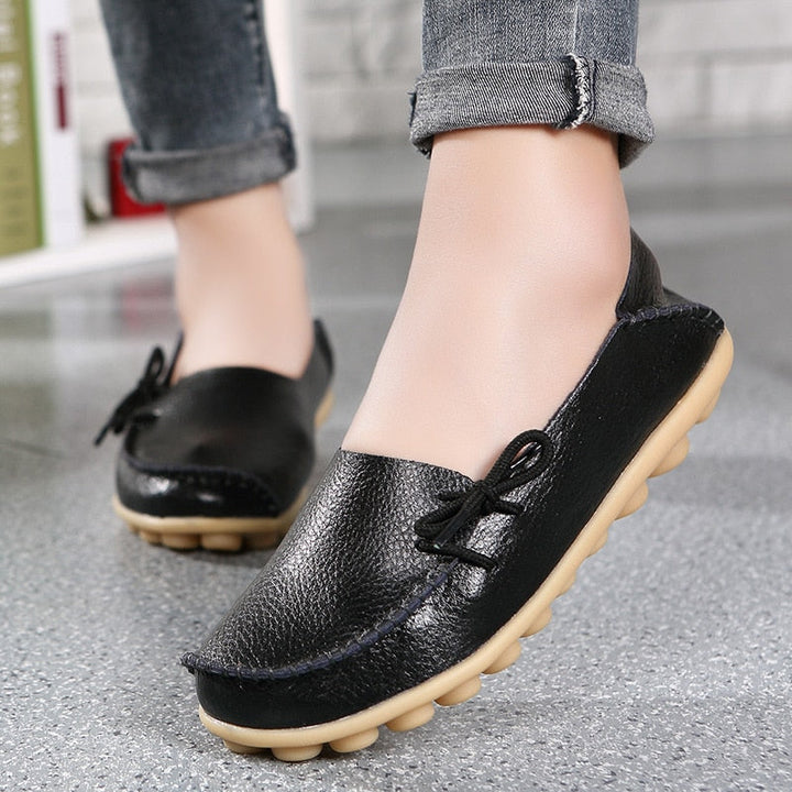 "Stilrena damloafers i slitstarkt PU-läder med rundad tå och gummisula för vardaglig och tidlös elegans."