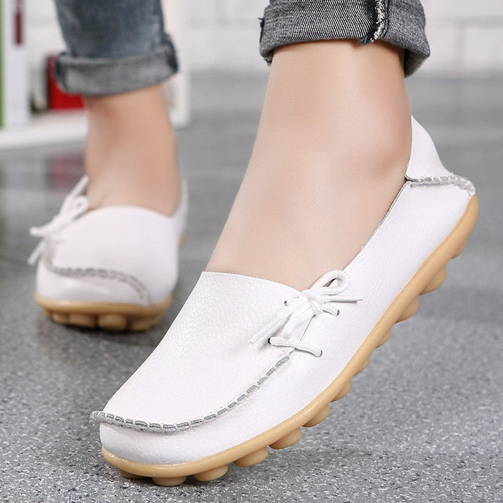 "Stilrena damloafers i slitstarkt PU-läder med rundad tå och gummisula för vardaglig och tidlös elegans."