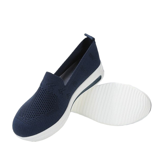 "Stilrena damsneakers med bred tå och andningsbart syntetmaterial, perfekt för vardag och aktivitet."