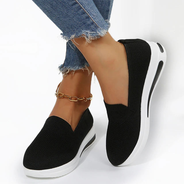 "Stilrena damsneakers med bred tå och andningsbart syntetmaterial, perfekt för vardag och aktivitet."