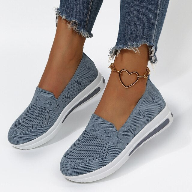 "Stilrena damsneakers med bred tå och andningsbart syntetmaterial, perfekt för vardag och aktivitet."