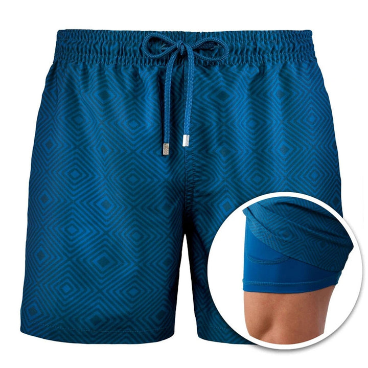 "Stilrena herr strandshorts med kompressionsfoder, sidofickor och snabb torkande tyg, perfekta för strand och träning."