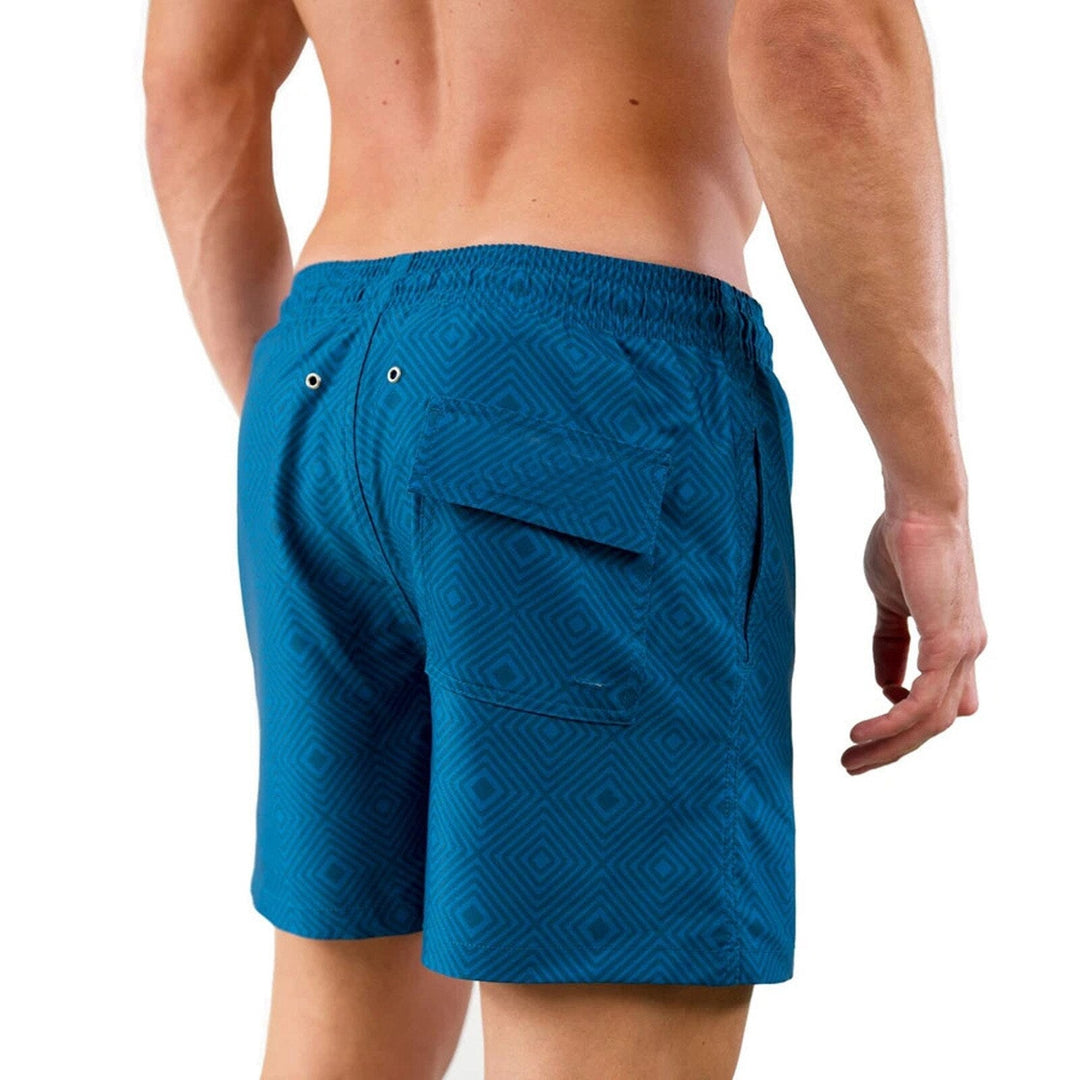 "Stilrena herr strandshorts med kompressionsfoder, sidofickor och snabb torkande tyg, perfekta för strand och träning."