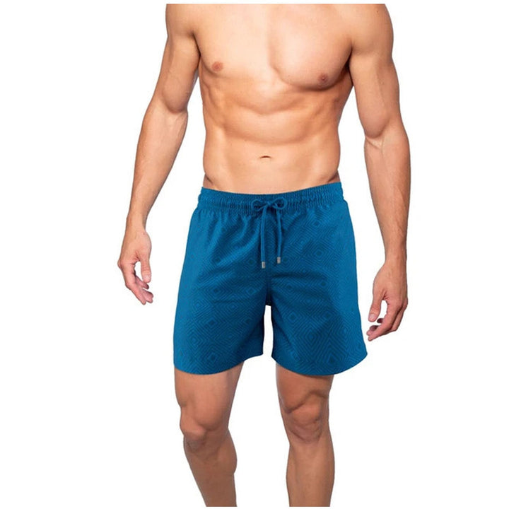 "Stilrena herr strandshorts med kompressionsfoder, sidofickor och snabb torkande tyg, perfekta för strand och träning."
