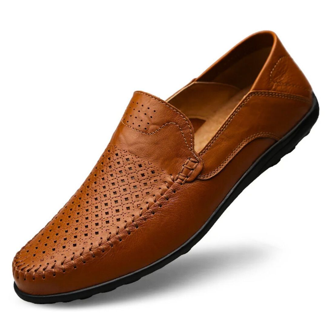"Stilrena herrloafers i läderstil med vadderad innersula och luftflöde, passar både formella och avslappnade tillfällen."