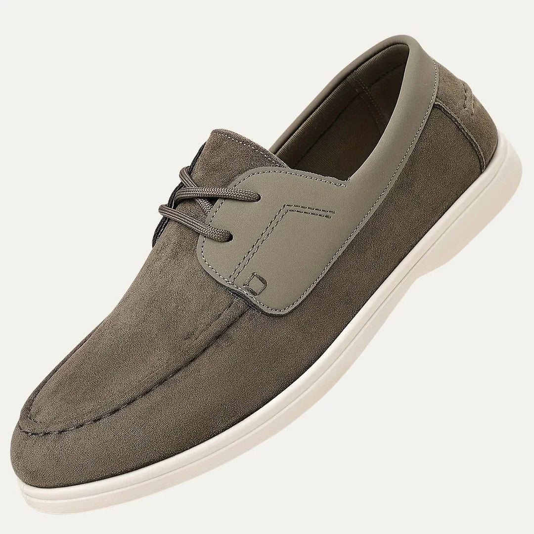 "Stilrena herrloafers med snörning, mjuk ovandel och halkfri sula, perfekt för både formellt och avslappnat bruk."