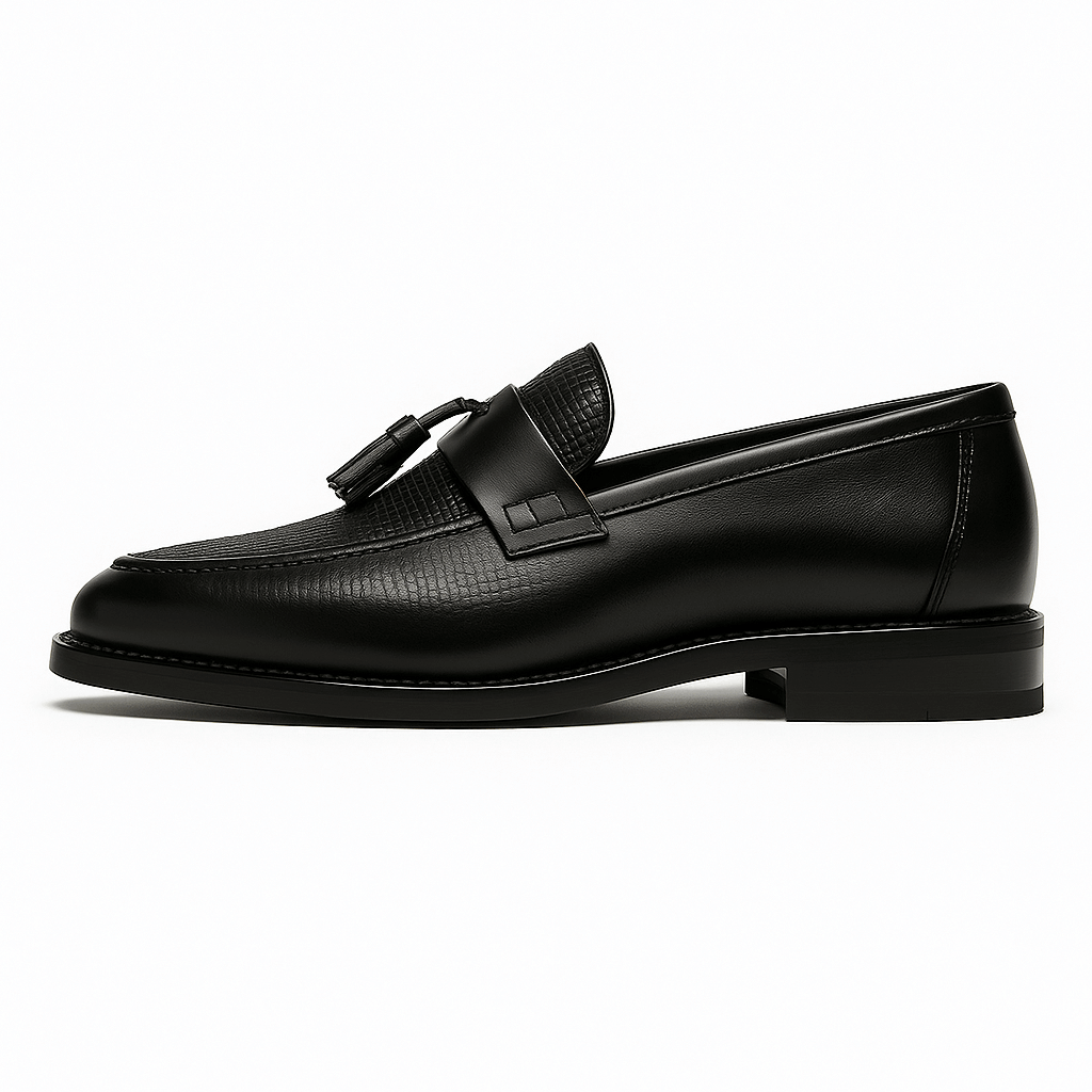 "Stilrena herrloafers med vävd vamp och tofsdetaljer, slip-on design för både formella och avslappnade tillfällen."