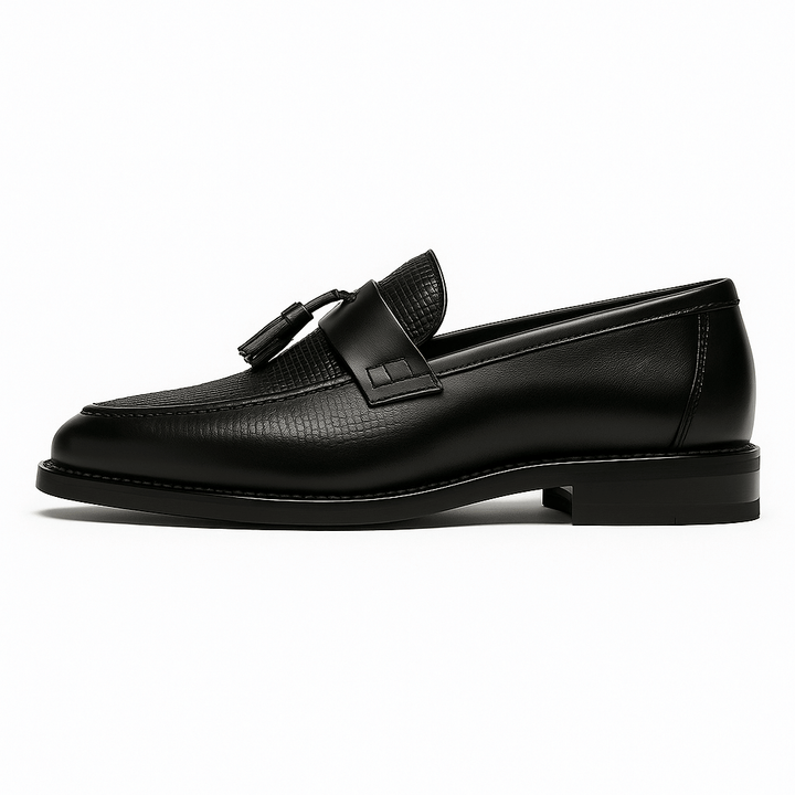 "Stilrena herrloafers med vävd vamp och tofsdetaljer, slip-on design för både formella och avslappnade tillfällen."