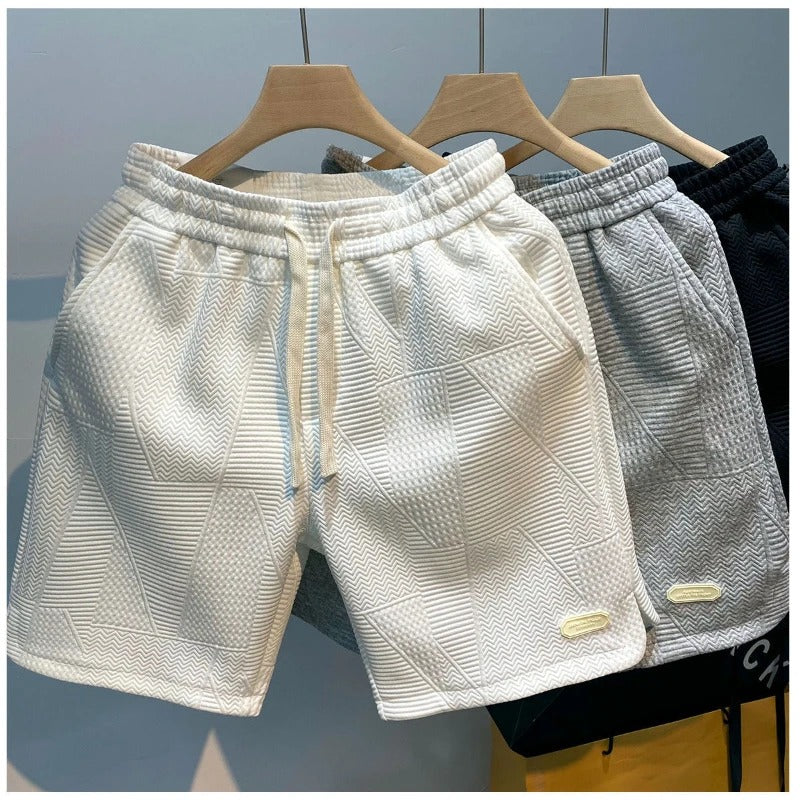 "Stilrena herrshorts med iögonfallande vågmönster och justerbar dragsko för optimal komfort och flexibilitet."