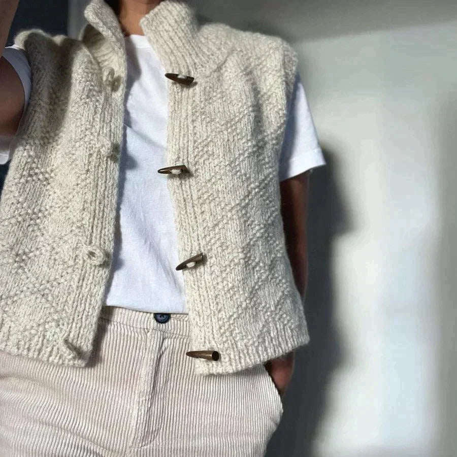 "Stilsäker damväst i modernt design, ärmlös och kort med mjuk textur, perfekt för olika outfits och tillfällen."