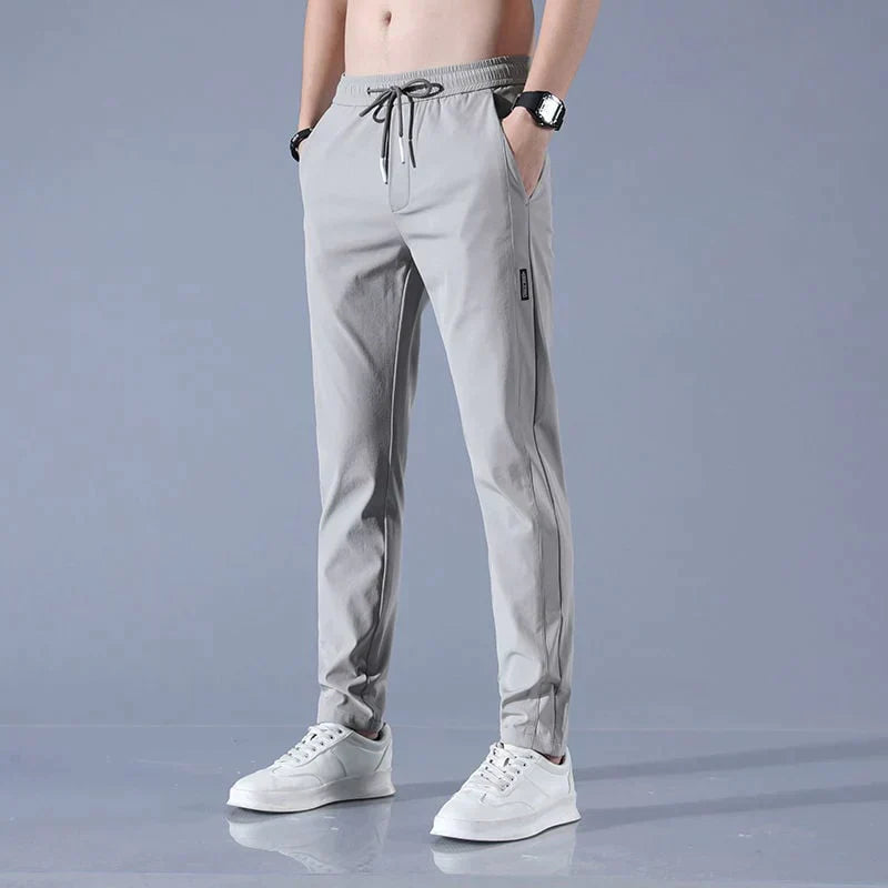 "Stretchiga herrjeans i elastiskt material med modern design, perfekt passform. Idealisk för både vardag och formella stilar.