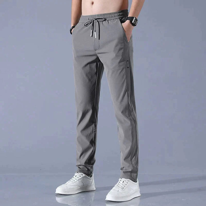 "Stretchiga herrjeans i elastiskt material med modern design, perfekt passform. Idealisk för både vardag och formella stilar.