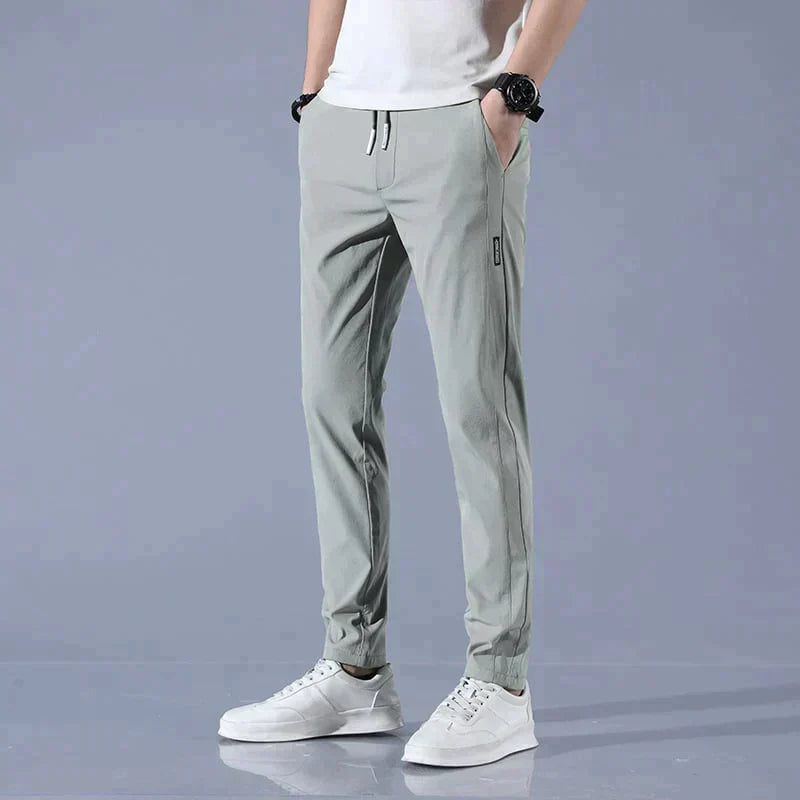"Stretchiga herrjeans i elastiskt material med modern design, perfekt passform. Idealisk för både vardag och formella stilar.