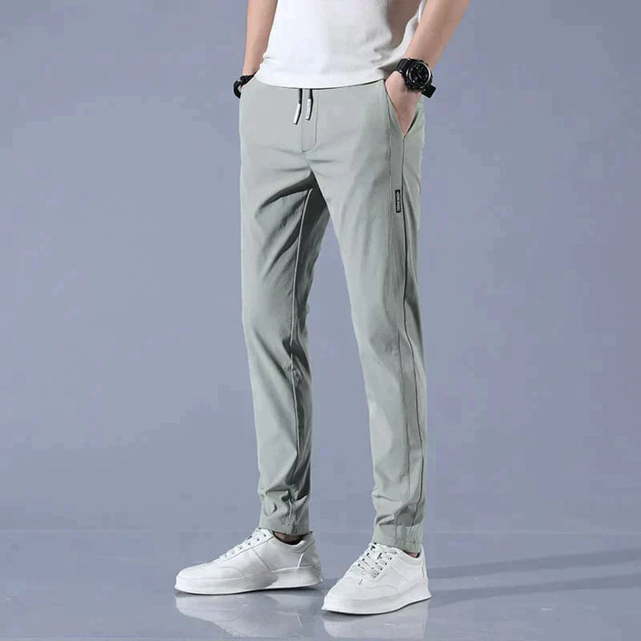 "Stretchiga herrjeans i elastiskt material med modern design, perfekt passform. Idealisk för både vardag och formella stilar.