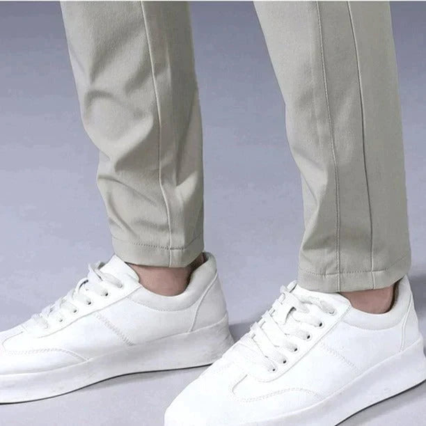 "Stretchiga herrjeans i elastiskt material med modern design, perfekt passform. Idealisk för både vardag och formella stilar.