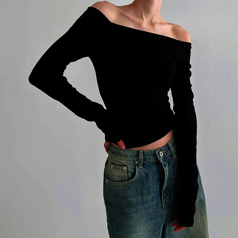 "Svart dam off-shoulder topp med långa ärmar, elastisk halsringning och bekvämt material, idealisk för många tillfällen."